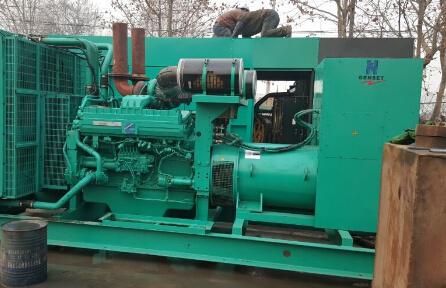 平罗发电机组如何判断水冷式机油散热器内部是否需要清洗？